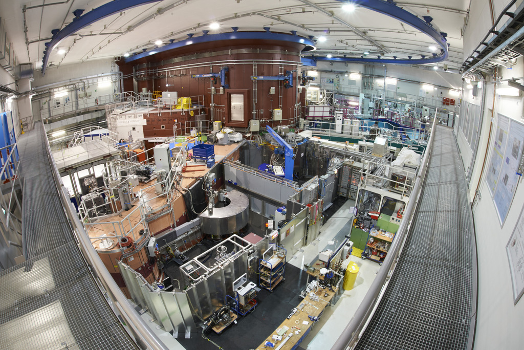 View from the gallery in the reactor hall; near the center, the powder diffractometer SPODI (copyright W. Schürmann, TUM)